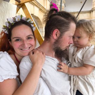 Na zámku bylo hezky. Lidí plno, teplo a dětí jako smetí. Sice to není na fotkách vidět, ale je to pravda!