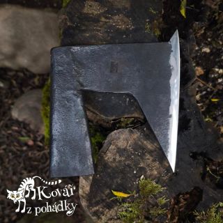 Druhá replika středověké tulejové sekery dle originálu. Tato je bez kladívka, tak je pouze ze 3 kusů. Svařované v ohni....