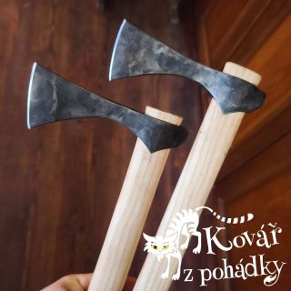 Valaška Živa. Nejmenší a nejlehčí. Váha hlavy okolo 180g. Na práci, ne na zeď. www.kovarzpohadky.cz #bushcraft #battleaxe...